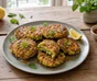 Galettes dorées de courgette et de halloumi, garnies de sésame, de menthe et d’un fin filet de miel pimenté