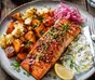 Saumon rôti au four avec légumes dorés et citron sur une plaque