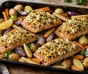 Saumon au four sous une croûte dorée de chèvre et noix, avec pommes de terre et légumes rôtis