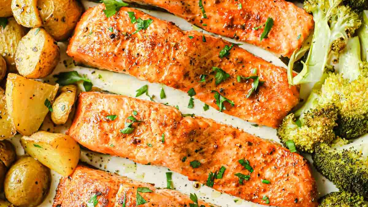 Filets de saumon et pommes de terre sur une plaque de cuisson avec citron