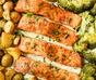 Filets de saumon et pommes de terre sur une plaque de cuisson avec citron