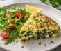 Parts de frittata aux épinards et à la feta avec roquette, tomates cerises et persil frisé