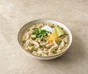 Chili blanc au poulet avec haricots blancs, poivrons verts, crème aigre, cheddar, coriandre, citron vert et chips de tortilla